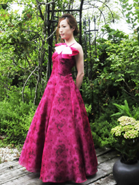 あざやかカラーにバラを敷き詰めた　薔薇 柄 プリント オーガンジーのロング ドレス